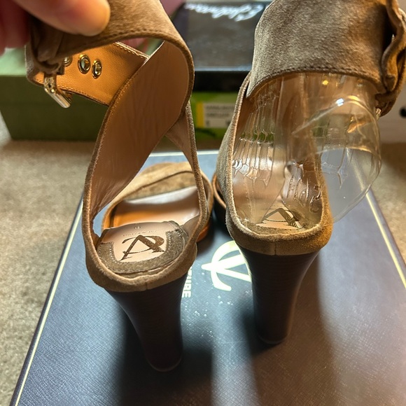 NIB Vince Camuto Signature tan suede sandals, gold hardware, size 6 - Picture 5 of 8